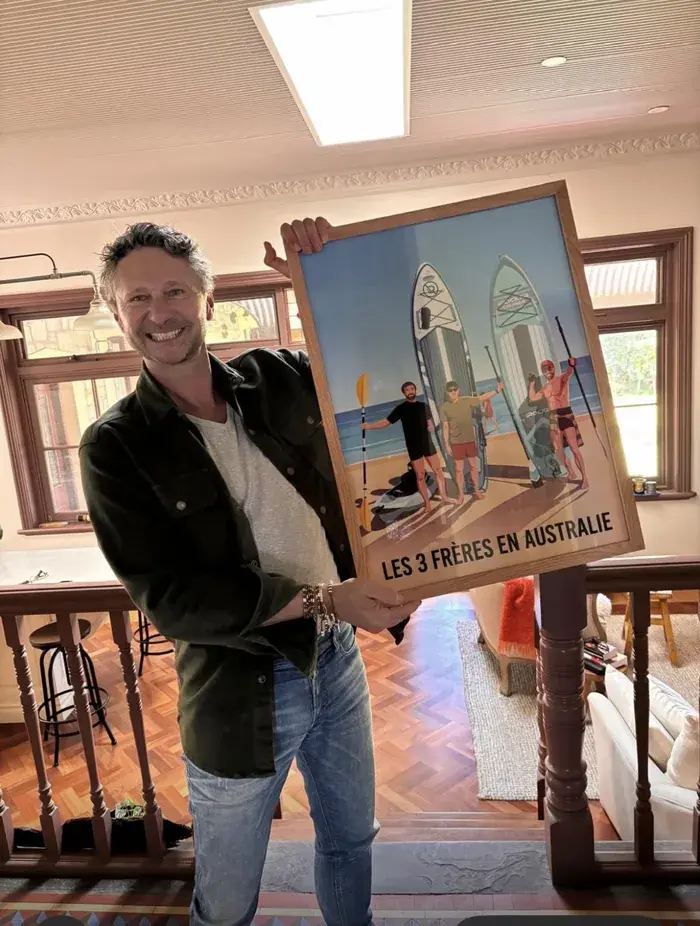 Client avec son poster Les 3 frères en Australie
